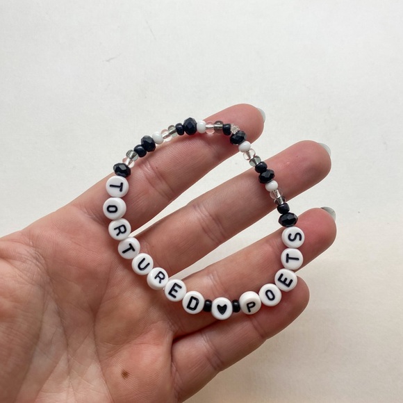 TAYLOR SWIFT TTPD FRIENDSHIP BRACELETS- Pack of 10 bracelets 🖤✨ - Picture 5 of 6